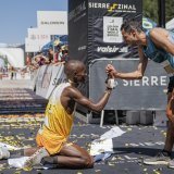 Kilian Jornet à droite accueille son rival Philemon Kiriago sur la ligne d'arrivée de Sierre-Zinal